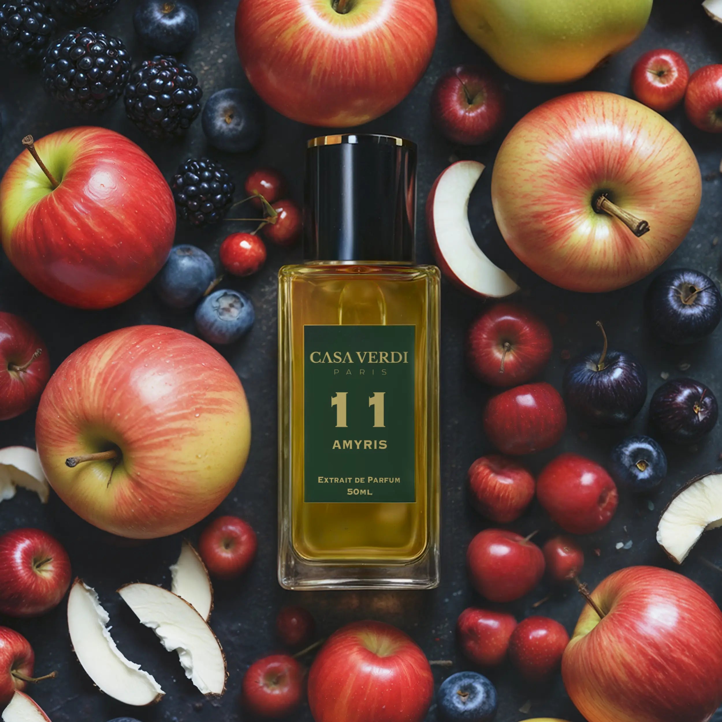 Parfum Amyris de Casa Verdi entouré de pommes et fruits rouges illustrant ses notes fruitées