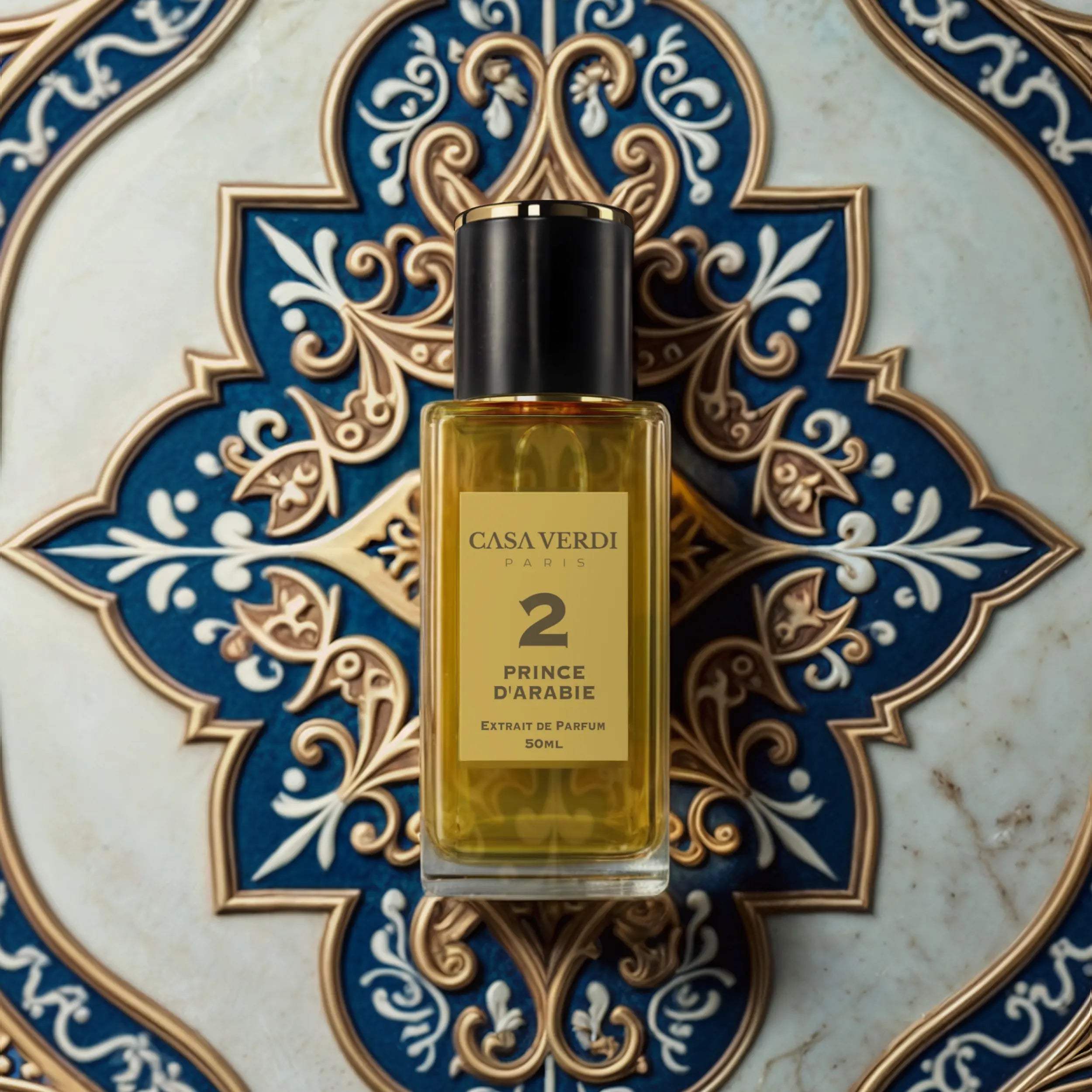 Flacon de Prince d'Arabie Parfum posé sur un carrelage bleu ornemental