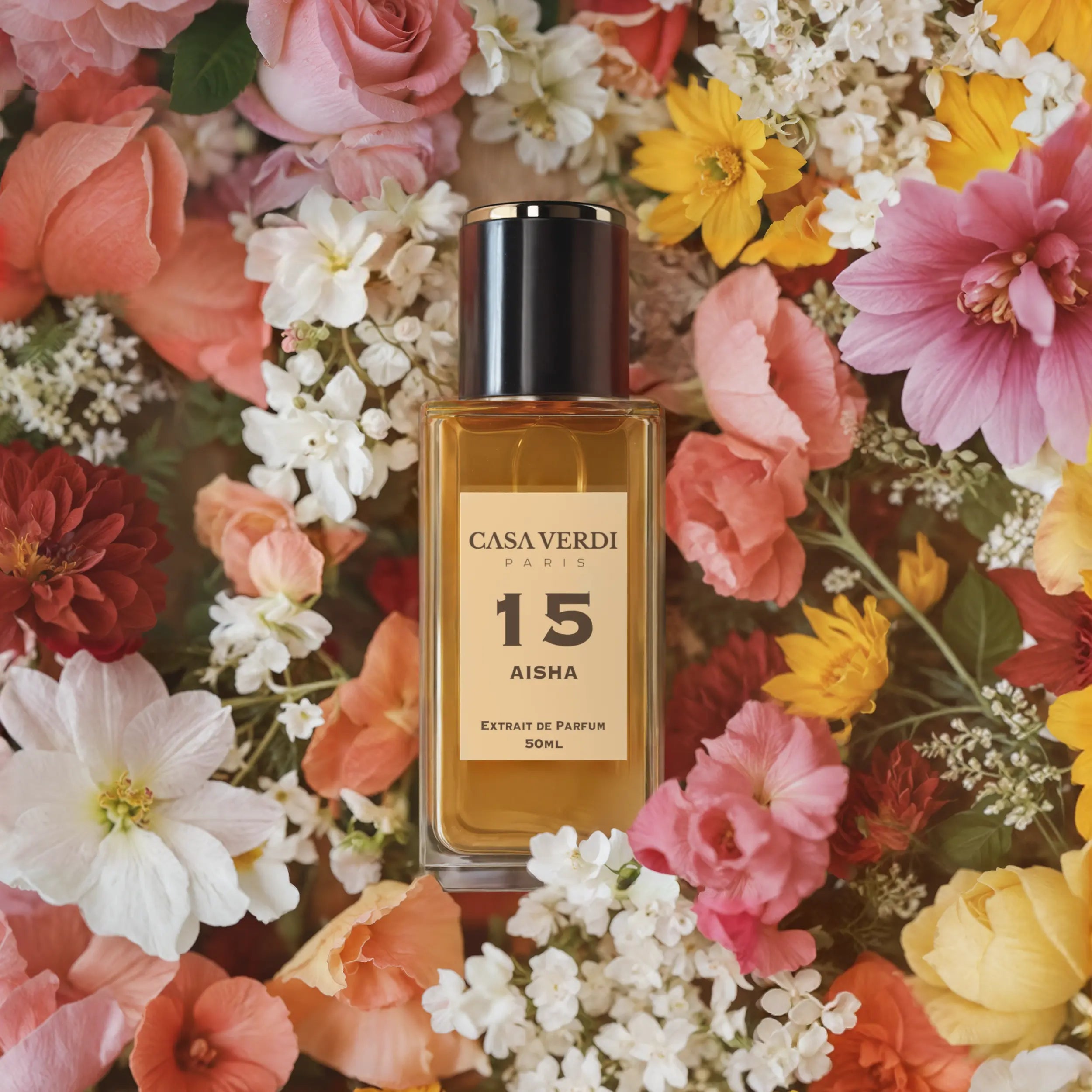 Aïsha Parfum entouré de fleurs, notes florales et ambrées